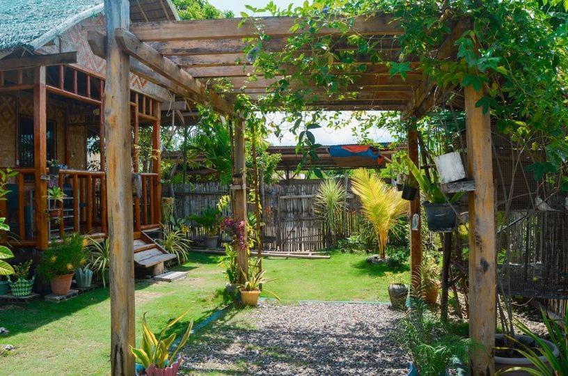 Titanic'S Nipa Hut Hostel Moalboal Ngoại thất bức ảnh