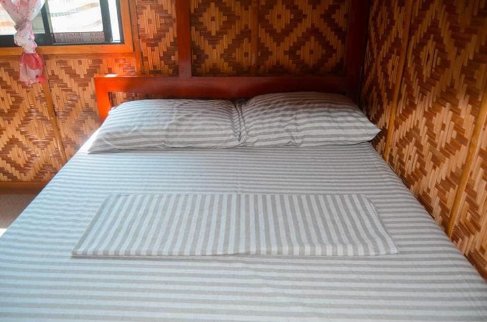 Titanic'S Nipa Hut Hostel Moalboal Ngoại thất bức ảnh