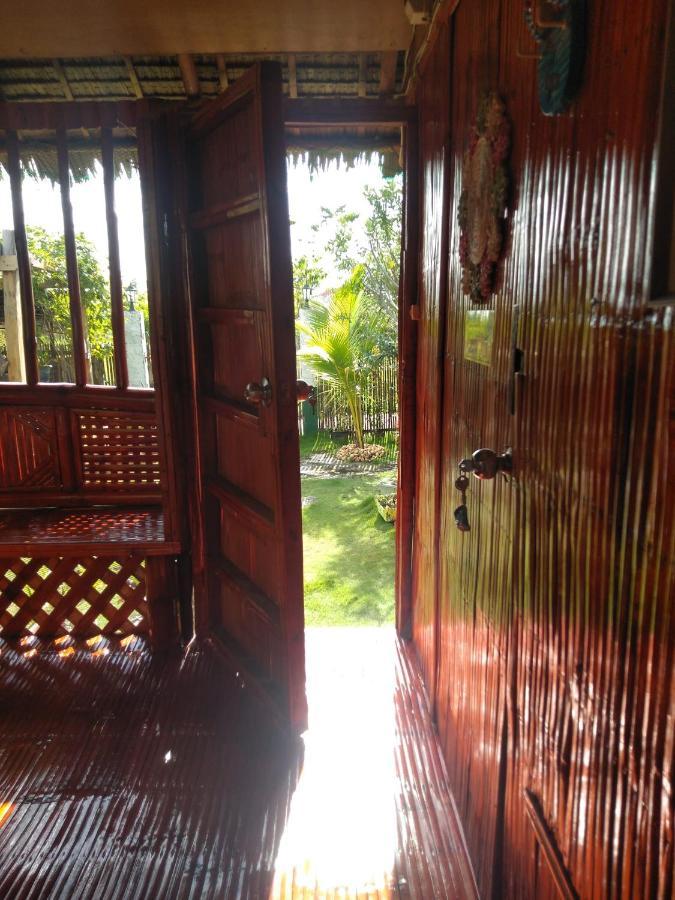 Titanic'S Nipa Hut Hostel Moalboal Ngoại thất bức ảnh